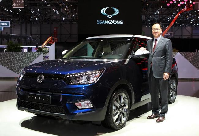 Ssangyong Motor CEO Lee Yoo-il poses with the company’s concept car the Tivoli EVR at the Geneva Motor Show on Tuesday. Ssangyong Motor