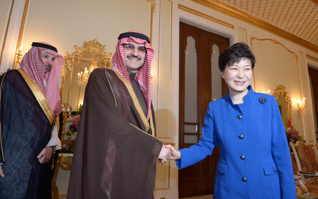 President Park Geun-hye (right), Prince Alwaleed bin Talal Abdulaziz Al Saud, chairman of Kingdom Holding Co.(Yonhap)