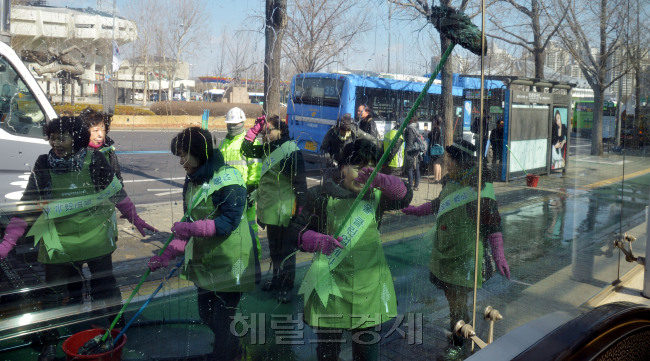 4일 꽃샘추위속에서 서울 송파구 주민과 함께하는 새봄맞이 대청소가 열려 주민들이 잠실운동장역 주변을 물청소 하고 있다.<br />김명섭 기자 msiron@heraldcorp.com
4일 꽃샘추위속에서 서울 송파구 주민과 함께하는 새봄맞이 대청소가 열려 주민들이 잠실운동장역 주변을 물청소 하고 있다.
김명섭 기자 msiron@heraldcorp.com