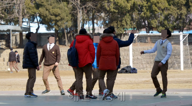 신학기가 시작된 학기초에 학생들 사이에서는 소위 서열을 가리기 위한 잦은 싸움이 발생하고 있다.  사진은 서울의 한 중학교에서 학생들이 방과후 운동을 하고 있다. 사진은 기사 내용과 무관.  [김명섭 기자 msiron@heraldcorp.com]