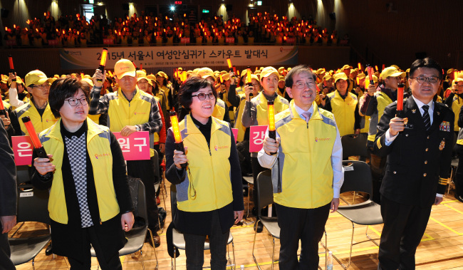 <YONHAP PHOTO-1722> 안심귀가스카우트 발대식 (서울=연합뉴스) 5일 서울시청에서 열린 서울시 여성안심스카우트 발대식에서 박원순 서울시장과 참석자들이 야광경광등을 켜보이고 있다. 늦은 시간 귀가하는 여성들이 안심할 수 있게 집 앞까지 동행해주는 안심귀가스카우트 420명은 오후 10시부터 다음날 오전 1시까지 여성들의 안전한 귀가를 돕고 범죄에 취약한 골목길 등을 순찰한다. 2015.3.5 << 서울시 >> jeong@yna.co.kr/2015-03-05 17:30:16/ <저작권자 ⓒ 1980-2015 ㈜연합뉴스. 무단 전재 재배포 금지.>
<YONHAP PHOTO-1722> 안심귀가스카우트 발대식 (서울=연합뉴스) 5일 서울시청에서 열린 서울시 여성안심스카우트 발대식에서 박원순 서울시장과 참석자들이 야광경광등을 켜보이고 있다. 늦은 시간 귀가하는 여성들이 안심할 수 있게 집 앞까지 동행해주는 안심귀가스카우트 420명은 오후 10시부터 다음날 오전 1시까지 여성들의 안전한 귀가를 돕고 범죄에 취약한 골목길 등을 순찰한다. 2015.3.5 << 서울시 >> jeong@yna.co.kr/2015-03-05 17:30:16/ <저작권자 ⓒ 1980-2015 ㈜연합뉴스. 무단 전재 재배포 금지.>