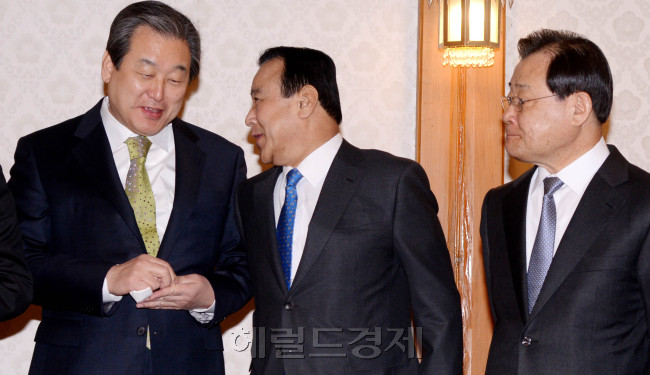 이완구 국무총리와 새누리당 김무성 대표, 이병기 신임 대통령 비서실장, 최경환 경제부총리가 참석하는 고위 당정청 회의가 <br />6일 오전 서울 삼청동 촐리공관에서 열렸다.오늘 고위 당정청 회의에서는 리퍼트 주한 미국대사의 피습 사건 대책이 주로 논의하고 있다. 박현구 기자phko@heraldcorp.com/2015.03.06
이완구 국무총리와 새누리당 김무성 대표, 이병기 신임 대통령 비서실장, 최경환 경제부총리가 참석하는 고위 당정청 회의가
6일 오전 서울 삼청동 촐리공관에서 열렸다.오늘 고위 당정청 회의에서는 리퍼트 주한 미국대사의 피습 사건 대책이 주로 논의하고 있다. 박현구 기자phko@heraldcorp.com/2015.03.06