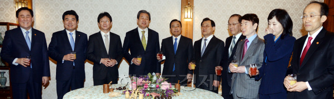 이완구 국무총리와 새누리당 김무성 대표, 이병기 신임 대통령 비서실장, 최경환 경제부총리가 참석하는 고위 당정청 회의가 <br />6일 오전 서울 삼청동 촐리공관에서 열렸다.오늘 고위 당정청 회의에서는 리퍼트 주한 미국대사의 피습 사건 대책이 주로 논의하고 있다. 박현구 기자phko@heraldcorp.com/2015.03.06
이완구 국무총리와 새누리당 김무성 대표, 이병기 신임 대통령 비서실장, 최경환 경제부총리가 참석하는 고위 당정청 회의가
6일 오전 서울 삼청동 촐리공관에서 열렸다.오늘 고위 당정청 회의에서는 리퍼트 주한 미국대사의 피습 사건 대책이 주로 논의하고 있다. 박현구 기자phko@heraldcorp.com/2015.03.06
