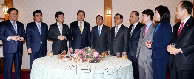 이완구 국무총리와 새누리당 김무성 대표, 이병기 신임 대통령 비서실장, 최경환 경제부총리가 참석하는 고위 당정청 회의가 <br />6일 오전 서울 삼청동 촐리공관에서 열렸다.오늘 고위 당정청 회의에서는 리퍼트 주한 미국대사의 피습 사건 대책이 주로 논의하고 있다. 박현구 기자phko@heraldcorp.com/2015.03.06
6일 서울 삼청동 총리공관에 열린 고위 당정청회의에서 참석자들이 회의에 앞서 인사말을 나누고 있다. 이날 회의에서는 주한미국대사 피습 사건 관련 후속 대책과 논란이 고조된 ‘김영란법’ 등이 논의됐다. 최경환(사진 왼쪽부터) 경제부총리, 원유철 새누리당 정책위의장, 유승민 원내대표, 김무성 대표, 이완구 총리, 이병기 대통령비서실장, 황우여 사회부총리, 현정택 정책조정수석, 조윤선 정무수석, 추경호 국무조정실장이 참석했다.  박현구 기자/phko@heraldcorp.com