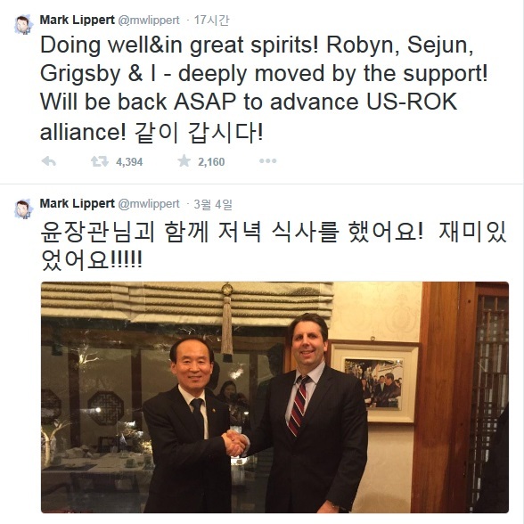 마크 리퍼트 미 대사가 지난 5일 오후 4시35분께 자신의 트위터에 ‘로빈과 세준, 그릭스비와 저는 여러분의 지지에 깊은 감동을 받았다’, ‘한미 동맹의 진전을 위해 최대한 빨리 돌아오겠다’며 마지막에 ‘같이 갑시다!’라는 한국어를 적었다. 악수하는 모습은 리퍼트 대사가 윤성규 환경부 장관과 만찬을 가진 뒤 피습 전 트위터에 마지막으로 올린 사진. 서툰 한국말로 ‘윤장관님괴 함께 저녁 식사를 했어요! 재미있었어요!!!!!’라고 쓴 글이 눈길을 끈다.