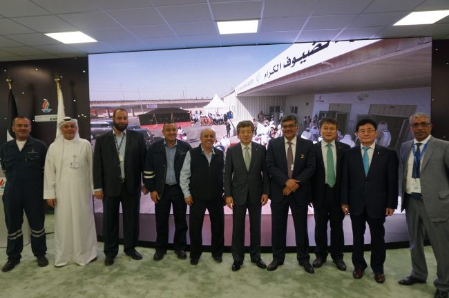 Daewoo E&C CEO Park Young-sik (fifth from right) poses with top Kuwaiti officials at a ceremony to commemorate the launch of a clean fuels project in Kuwait on Tuesday.   Daewoo E&C