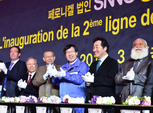 POSCO chairman Kwon Oh-joon (third from right) and other participants applaud during a ceremony to complete construction of the Gwangyang plant’s second electric furnace in South Jeolla Province on Friday. POSCO
