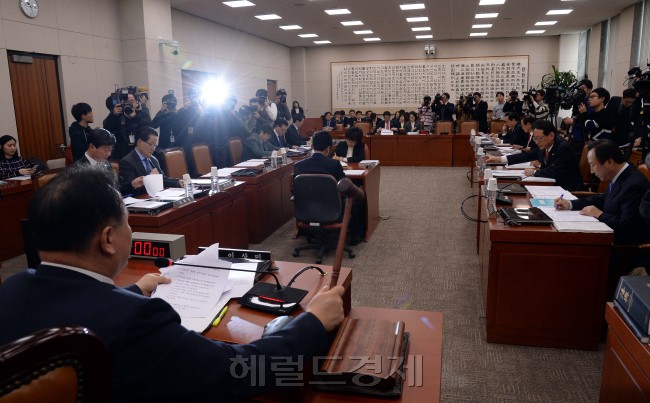 이상민 국회 법제사법위원회 위원장이 3일 오전  김영란법(부정청탁 및 금품 등 수수의 금지에 관한 법률안)등  법안 처리를 위해 법제사법원회 전체회의 개회를 선언하고 있다.이길동기자.gdlee@heraldcorp.com
이상민 국회 법제사법위원회 위원장이 3일 오전  김영란법(부정청탁 및 금품 등 수수의 금지에 관한 법률안)등  법안 처리를 위해 법제사법원회 전체회의 개회를 선언하고 있다.이길동기자.gdlee@heraldcorp.com