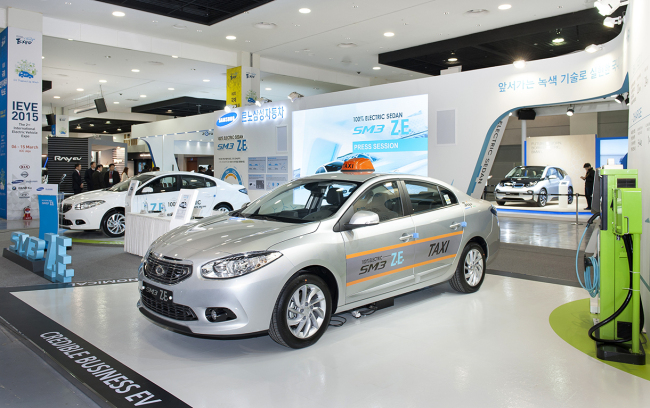 Renault Samsung’s SM3 Z.E. electric cars are displayed at the International EV Expo on Jejudo Island on Friday.   Yonhap