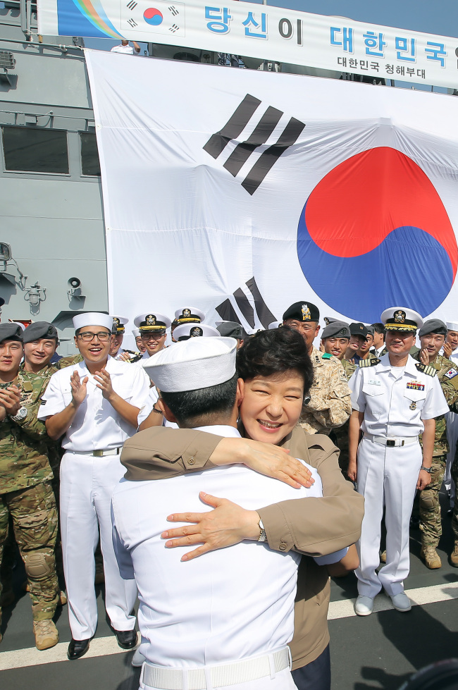 President Park Geun-hye hugs a Korean soldier of the Cheonghae Unit aboard the destroyer Dae Jo Young anchored at Zayed Port in Abu Dhabi on Friday. Yonhap