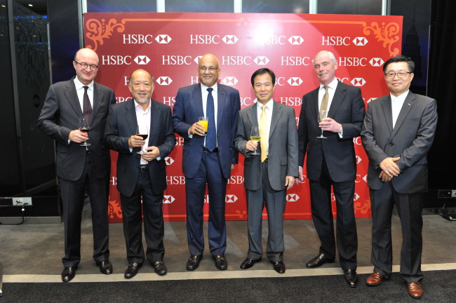 HSBC hosted “Korea Night” in Kuala Lumpur on Thursday for Korean corporate customers doing business in Malaysia. From left are HSBC Korea CEO Martin Tricaud, HSBC Malaysia adviser Datuk Richard Lee, HSBC Malaysia CEO Mukhtar Hussain, Korean Ambassador Cho Byung-jae, HSBC global banking vice chairman Kevan Watts and POSCO Malaysia managing director Kim Jeong-su.   HSBC Korea