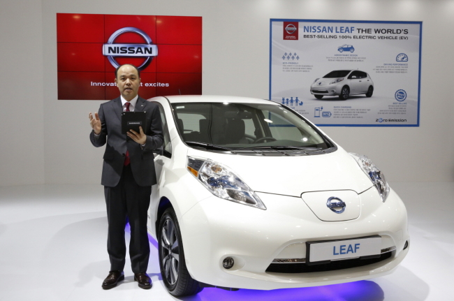 Nissan Korea CEO Takehiko Kikuchi presents the 2015 business plan for the Leaf, the company’s EV brand, during a press briefing at the 2015 Jeju International Electric Vehicle Expo on Friday.   Nissan Korea