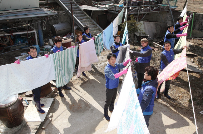 <YONHAP PHOTO-0761> 삼성 봉사활동으로 봄맞이 시작 (서울=합뉴스) 지난 7일 삼성전자 임직원들과 가족들이 경기도 화성에 위치한 노인요양시설 소망의 집을 찾아 이불빨래를 하고 있다. 삼성은 3월 한 달간을 지역사회와 함께 하는 '봄맞이 자원봉사의 달'로 정하고 계열사 임직원 6만여명이 전국 1,500여개 사회복지시설, 농촌 자매마을 등을 찾아 자원봉사 활동을 펼친다. 2015.3.8 << 삼성사회봉사단 제공 >> photo@yna.co.kr/2015-03-08 10:10:54/ <저작권자 ⓒ 1980-2015 ㈜연합뉴스. 무단 전재 재배포 금지.>
<YONHAP PHOTO-0761> 삼성 봉사활동으로 봄맞이 시작 (서울=합뉴스) 지난 7일 삼성전자 임직원들과 가족들이 경기도 화성에 위치한 노인요양시설 소망의 집을 찾아 이불빨래를 하고 있다. 삼성은 3월 한 달간을 지역사회와 함께 하는 '봄맞이 자원봉사의 달'로 정하고 계열사 임직원 6만여명이 전국 1,500여개 사회복지시설, 농촌 자매마을 등을 찾아 자원봉사 활동을 펼친다. 2015.3.8 << 삼성사회봉사단 제공 >> photo@yna.co.kr/2015-03-08 10:10:54/ <저작권자 ⓒ 1980-2015 ㈜연합뉴스. 무단 전재 재배포 금지.>