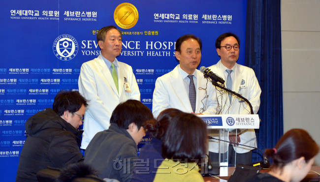 9일 오전 마크 리퍼트 주한미국대사가 입원해 있는 서울 신촌 세브란스병원에서 정남식 연세대학교 의료원장이 회복 상태에 대해 브리핑하고 있다.  김명섭 기자/msiron@heraldcorp.com