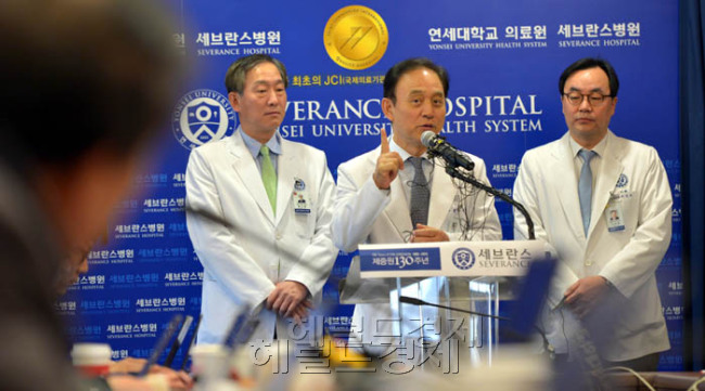 9일 오전 서울 신촌 세브란스병원에서 의료진들이 마크 리퍼트 대사의 진료에 대해 브리핑하고 있다. 김명섭 기자 msiron@heraldcorp.com