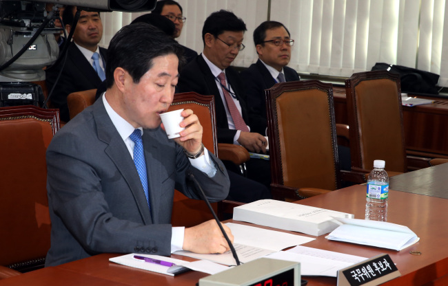 9일 국회에서 열린 농림해양수산 인사청문회. 유기준 국무위원후보가 선서를 하고 있다.<br />정희조 기자/checho@heraldcorp.com 150309
9일 국회에서 열린 농림해양수산 인사청문회. 유기준 국무위원후보가 선서를 하고 있다.
정희조 기자/checho@heraldcorp.com 150309