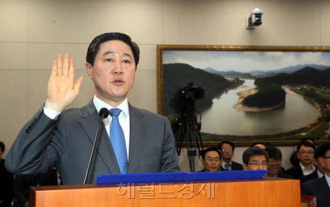 6일 국회 농림축산식품해양수산위원회 회의실에서 열린 해양수산부 장관 인사청문회에 참석한 유기준 후보자가 선서를 하고 있다. 유 후보자는 “해양수산 전 분야의 안전관리 체계를 혁신해 나아가겠다”는 의지를 밝힌 가운데 청문위원들은 유 후보자의 위장전입 의혹을 지적하고 내년 총선 불출마 의지를 확인하는 데 주력했다. 정희조 기자/checho@heraldcorp.com