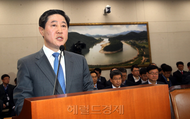 9일 국회에서 열린 농림해양수산 인사청문회. 유기준 국무위원후보가 선서를 하고 있다.<br />정희조 기자/checho@heraldcorp.com 150309
9일 국회에서 열린 농림해양수산 인사청문회. 유기준 국무위원후보가 선서를 하고 있다.
정희조 기자/checho@heraldcorp.com 150309