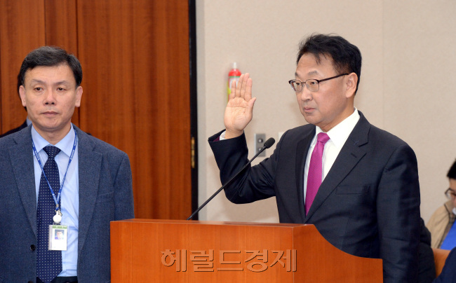 9일 국회에서 열린 국토교통부장관 인사청문회. 유일호 국무위원후보가 선서를 하고 있다. 정희조 기자/checho@heraldcorp.com 150309