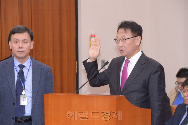 9일 국회에서 열린 국토교통부장관 인사청문회. 유일호 국무위원후보가 선서를 하고 있다.<br />정희조 기자/checho@heraldcorp.com 150309
9일 국회에서 열린 국토교통부장관 인사청문회. 유일호 국무위원후보가 선서를 하고 있다.
정희조 기자/checho@heraldcorp.com 150309
