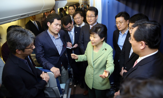 President Park Geun-hye talks about her four-nation tour of the Middle East with the traveling press on board the presidential plane Monday.   Yonhap
