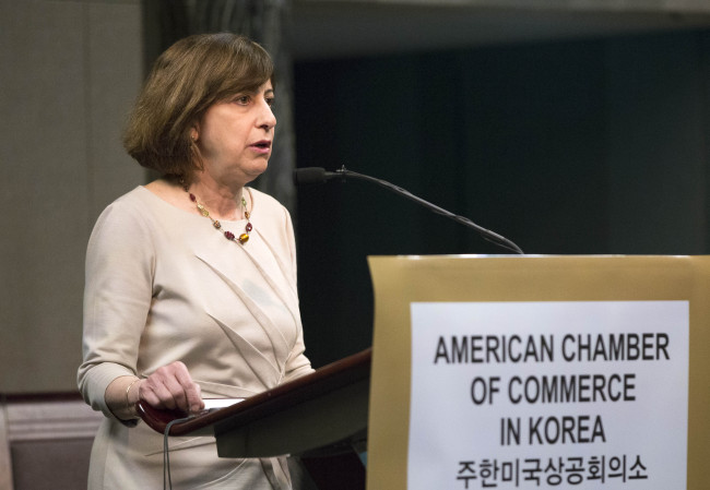 <YONHAP PHOTO-1422> 간담회에서 발언하는 웬디 커틀러 대표보 (서울=연합뉴스) 윤동진 기자 = 웬디 커틀러 미국 무역대표부 대표보가 9일 서울 종로구 JW메리어트 동대문스퀘어에서 열린 주한미국상공회의소 오찬간담회에서 발언하고 있다. 2015.3.9 mon@yna.co.kr/2015-03-09 14:09:06/ <저작권자 ⓒ 1980-2015 ㈜연합뉴스. 무단 전재 재배포 금지.>
Acting Deputy U.S. Trade Representative Wendy Cutler speaks during a general membership meeting of AMCHAM Korea in Seoul on Monday.   Yonhap