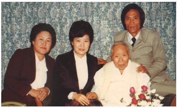 권송성 회장은 어머니인 고종 황녀 이문용 여사를 모시고 1980년 당시 박근혜 한마음병원 이사장을 찾아가 직접 만난 인연이 있다. 왼쪽부터 박근혜(한마음병원 이사장), 고종 황녀 이문용, 권송성