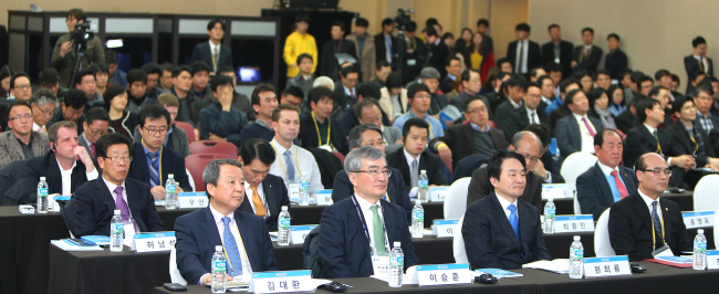<YONHAP PHOTO-1987> 전기차엑스포 콘퍼런스 개막식 (서귀포=연합뉴스) 변지철 기자 = 9일 제주국제컨벤션센터에서 '전기자동차를 넘어서; 친환경교통수단과 녹색 공동체를 이루는 징검다리'라는 주제로 열린 제2회 국제전기자동차 엑스포 콘퍼런스 개막식이 열리고 있다. 2015.3.9 bjc@yna.co.kr/2015-03-09 17:43:10/ <저작권자 ⓒ 1980-2015 ㈜연합뉴스. 무단 전재 재배포 금지.>
<YONHAP PHOTO-1987> 전기차엑스포 콘퍼런스 개막식 (서귀포=연합뉴스) 변지철 기자 = 9일 제주국제컨벤션센터에서 '전기자동차를 넘어서; 친환경교통수단과 녹색 공동체를 이루는 징검다리'라는 주제로 열린 제2회 국제전기자동차 엑스포 콘퍼런스 개막식이 열리고 있다. 2015.3.9 bjc@yna.co.kr/2015-03-09 17:43:10/ <저작권자 ⓒ 1980-2015 ㈜연합뉴스. 무단 전재 재배포 금지.>