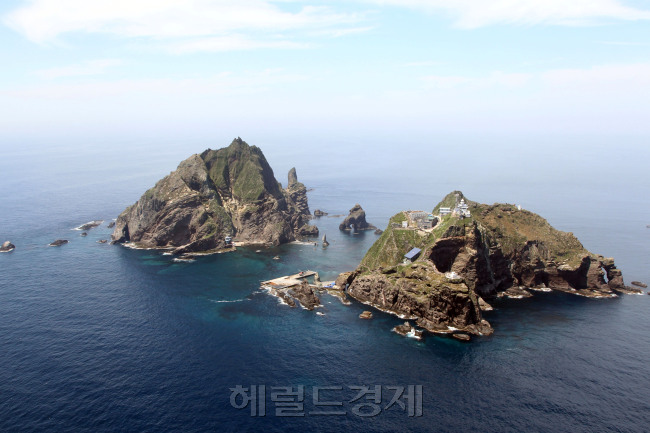 국회 행정안전위원회 소속 의원들이 5일 독도를 찾아 독도경비대를 격려했다. 사진은 헬기에서 바라본 우리땅 독도.
국회 행정안전위원회 소속 의원들이 5일 독도를 찾아 독도경비대를 격려했다. 사진은 헬기에서 바라본 우리땅 독도.
