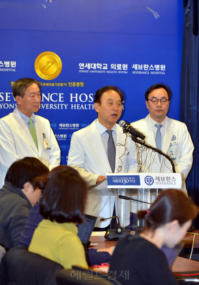 서울 신촌 세브란스병원에서 의료진들이 마크 리퍼트 대사의 상태에 대해 브리핑하고 있다. 리퍼트 대사는 10일 오후 1시께 퇴원할 예정이다. 사고 발생 6일만이다. 김명섭 기자 msiron@heraldcorp.com