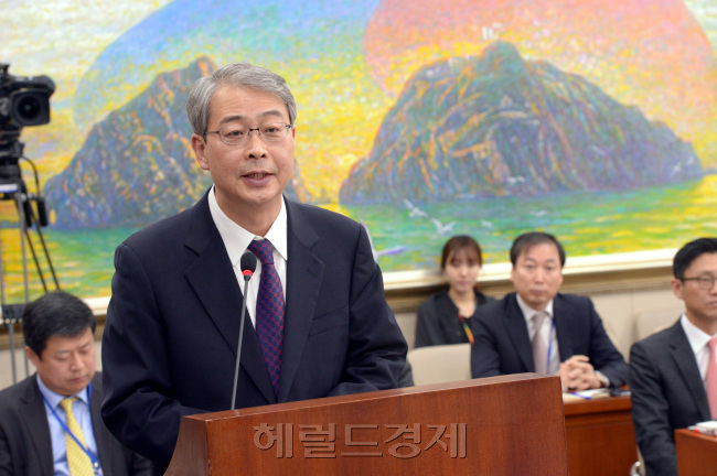 10일 국회 정무위에서 열린 임종룡 금융위원장 후보자 인사청문회. 임후보자가 인사말을 하고 있다.<br />정희조 기자/checho@heraldcorp.com  150310
10일 국회 정무위에서 열린 임종룡 금융위원장 후보자 인사청문회. 임후보자가 인사말을 하고 있다.
정희조 기자/checho@heraldcorp.com  150310