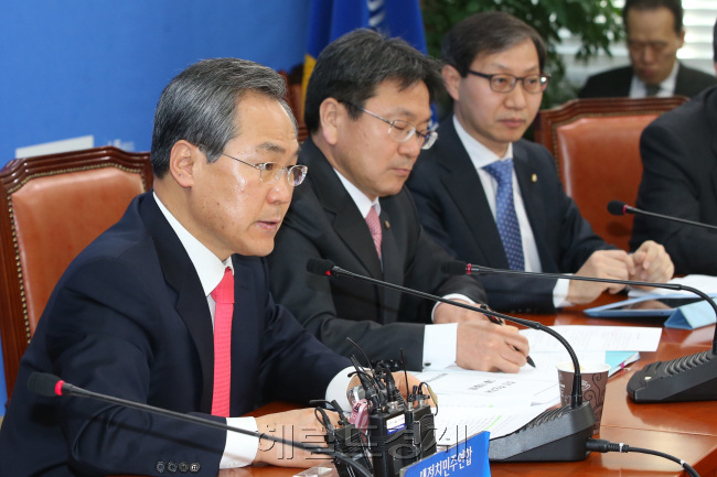 10일 국회에서 열린 새정치민주연합 원내대책회의. 우윤근 원내대표가 회의를 주재하고 있다.<br />정희조 기자/checho@heraldcorp.com 150310
10일 국회에서 열린 새정치민주연합 원내대책회의. 우윤근 원내대표가 회의를 주재하고 있다.
정희조 기자/checho@heraldcorp.com 150310