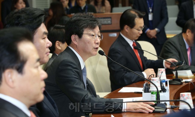 10일 국회에서 열린 새누리당 원내대책회의에서 유승민 원내대표가 발언을 하고 있다.<br />정희조 기자/checho@heraldcorp.com 150310
10일 국회에서 열린 새누리당 원내대책회의에서 유승민 원내대표가 발언을 하고 있다.
정희조 기자/checho@heraldcorp.com 150310