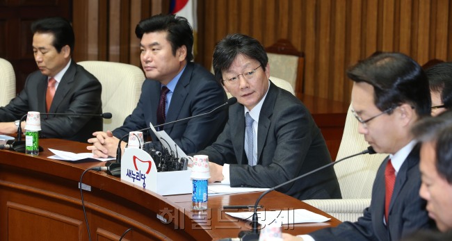 10일 국회에서 열린 새누리당 원내대책회의에서 유승민 원내대표가 발언을 하고 있다.<br />정희조 기자/checho@heraldcorp.com 150310
10일 국회에서 열린 새누리당 원내대책회의에서 유승민 원내대표가 발언을 하고 있다.
정희조 기자/checho@heraldcorp.com 150310