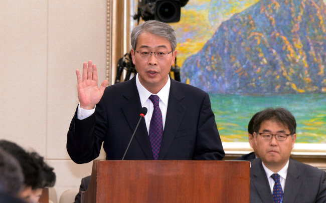 FSC Chairman nominee Yim Jong-yong takes an oath during his parliamentary confirmation hearing at the National Assembly on Tuesday.    Chung Hee-cho/The Korea Herald