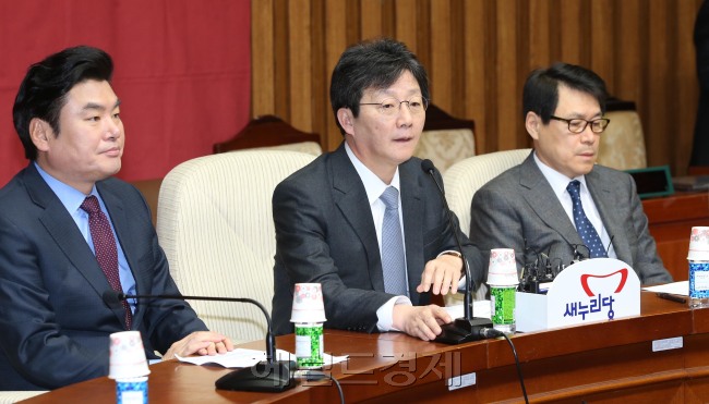 10일 국회에서 열린 새누리당 원내대책회의에서 유승민 원내대표가 모두 발언을 하고 있다. 유 원내대표는 “제일 중요한 게 공무원연금 개혁이고 4월 임시국회에서 꼭 통과되도록 당력을 집중해야 한다”며 “28일 시한 때까지 (합의안을) 결실 맺고 연금 특위에 넘길 수 있도록 야당과 주례회동에서도 집중 제기하고 야당도 대안을 내놓을 수 있도록 촉구하겠다”고 밝혔다.  정희조 기자/checho@heraldcorp.com
