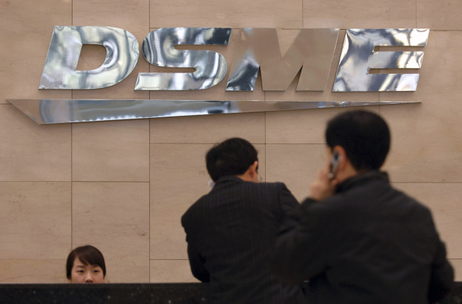 An employee of DSME assists a visitor at the Seoul office.   Bloomberg