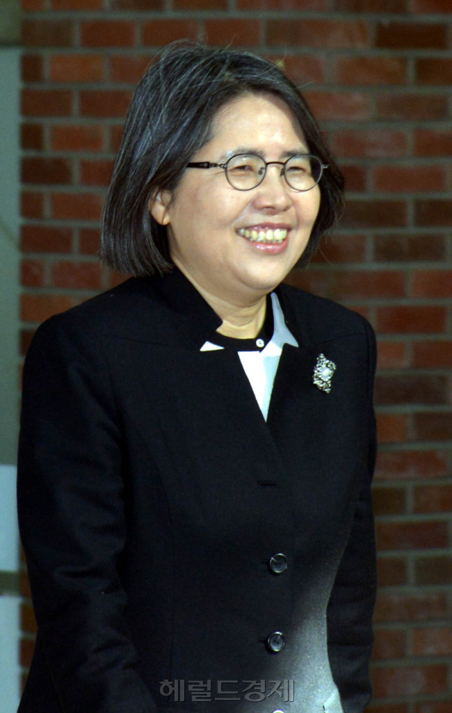 김영란 전 국민권익위원장이 10일 오전 10시 서강대학교 다사관에서 자신이 최초 발의했던 김영란법(부정청탁 및 금품 등의 수수 금지법)에 대해 입장을 밝히는 기자회견을 갖고 있다. 김명섭 기자/msiron@heraldcorp.com