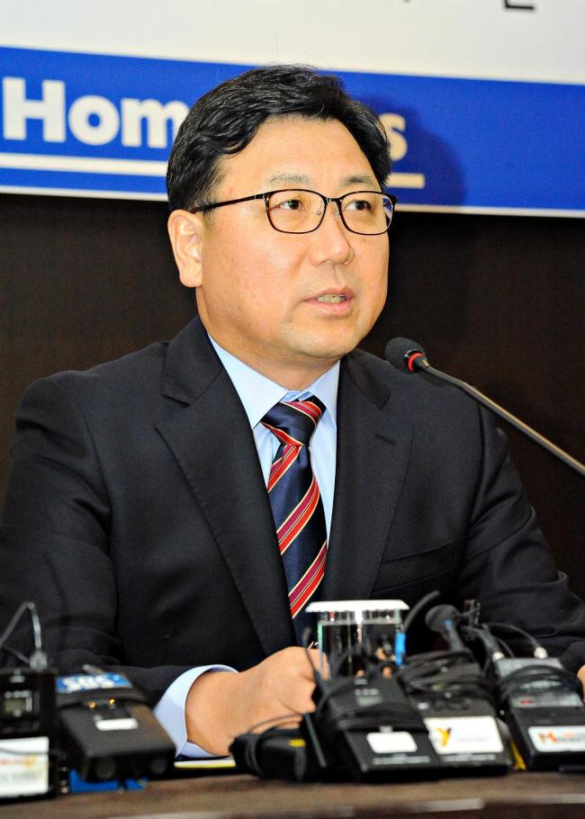 Homeplus CEO Do Sung-hwan speaks at a press conference in Seoul Tuesday.   Homeplus