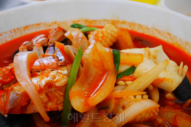 음식사진은 수동모드보다 자동모드로 작동시켰을 때 생동감이 넘칩니다. 감도를 높여도 노이즈가 없습니다. F/5.6 1/80sec ISO-2000