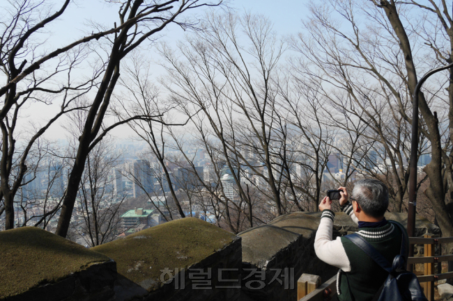 셀피 등 인물사진부터 준광각에 가까운 화각, 높은 휴대성까지. 봄 여행길에 제격입니다. F/7.1 1/400sec ISO-200