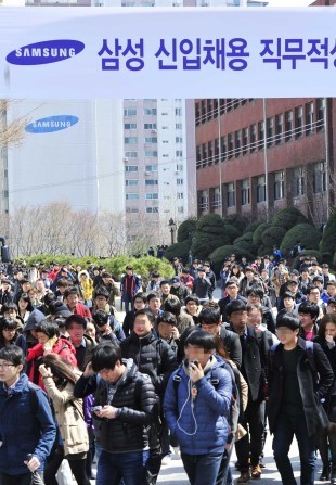 대기업 채용에서 있어서 직무별 전형이 증가하고 스펙 탈피등 형식이 파괴되는 경향이 뚜렷해지고있다. 사진은 응시생들이 삼성직무적성검사(SSAT)를 마치고 나오는 장면.