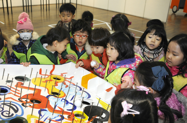 <YONHAP PHOTO-1488> 광진구, '동화속에서 놀자' (서울=연합뉴스) 10일 서울 광진구 광진문화예술회관 나루아트센터에서 열린 '동화속에서 놀자' 전시회를 찾은 어린이들이 놀이체험을 하고 있다. 2015.3.10 << 광진구청 제공 >> photo@yna.co.kr/2015-03-10 16:13:22/ <저작권자 ⓒ 1980-2015 ㈜연합뉴스. 무단 전재 재배포 금지.>
<YONHAP PHOTO-1488> 광진구, '동화속에서 놀자' (서울=연합뉴스) 10일 서울 광진구 광진문화예술회관 나루아트센터에서 열린 '동화속에서 놀자' 전시회를 찾은 어린이들이 놀이체험을 하고 있다. 2015.3.10 << 광진구청 제공 >> photo@yna.co.kr/2015-03-10 16:13:22/ <저작권자 ⓒ 1980-2015 ㈜연합뉴스. 무단 전재 재배포 금지.>