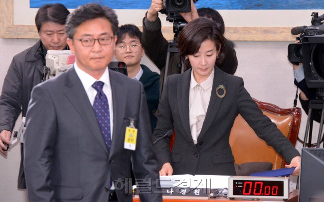 홍용표 통일부 장관 후보자가 11일 오전 국회 외교통일위원회에서 열린 인사청문회에서 증인선서문을 나경원 국회 외교통일위원장에게 제출하고 자리로 돌아가고 있다. 홍 후보자는 모두 발언에서“박근혜 정부의 통일준비는 북한을 국제사회의 책임있는 일원으로 견인하고 한반도의 미래를 함께 만들어나가기 위한 구상”이라면서 “이런 우리의 진의에 북한이 호응해오도록 지속적으로 북한을 설득시켜 나갈 것”이라고 밝혔다. 정희조 기자/checho@heraldcorp.com