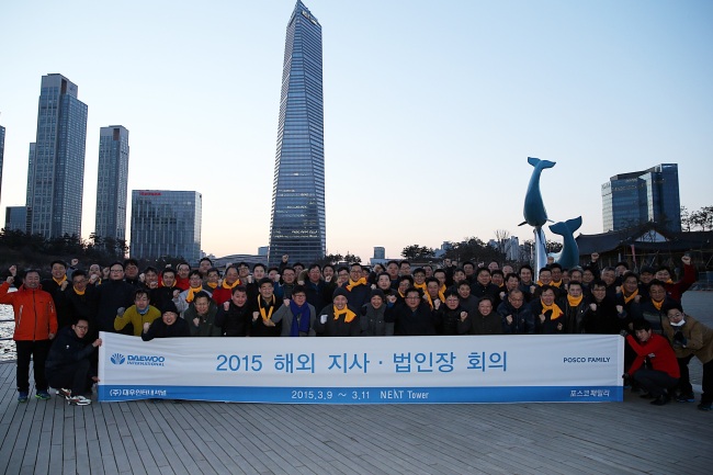 Chiefs of overseas branches of Daewoo International, one of the nation’s biggest trading companies, get together on Wednesday after attending a three-day meeting for marketing strategy for this year at Songdo, Incheon.   Daewoo International
