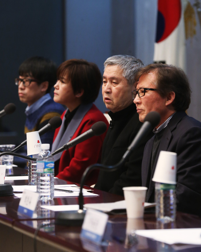 Film director Im Kwon-taek (second from right) discusses the Busan International Film Festival at a public hearing in Seoul on Tuesday.    Yonhap