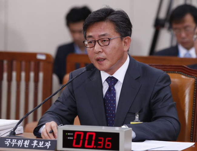 <YONHAP PHOTO-0934> 답변하는 홍용표 통일부 장관 후보자 (서울=연합뉴스) 이상학 기자 = 홍용표 통일부 장관 후보자가 11일 오전 국회 외교통일위원회에서 열린 인사청문회에서 의원들의 질의에 답변하고 있다. 2015.3.11 leesh@yna.co.kr/2015-03-11 10:53:12/ <저작권자 ⓒ 1980-2015 ㈜연합뉴스. 무단 전재 재배포 금지.>
Hong Yong-pyo
Hong Yong-pyo
