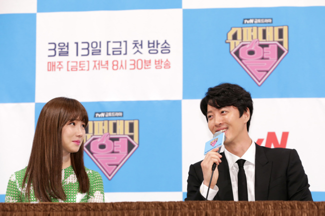 “Supper Daddy Yeol” stars Lee Yoo-ri (left) and Lee Dong-gun speak during the drama’s news conference at the Imperial Palace Hotel in Seoul on Monday. (CJ E&M)