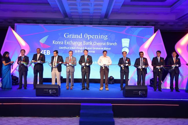 Korea Exchange Bank president Kim Han-jo (sixth from left) cuts the ribbon at the opening ceremony of KEB’s Chennai Branch in India on Wednesday.    KEB