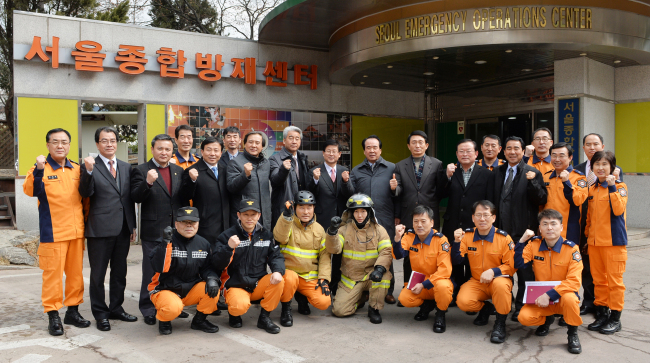 <YONHAP PHOTO-1960> 종합방재센터 방문한 서울시 도시안전위원회 관계자들 (서울=연합뉴스) 서울시 도시안전위원회 관계자들이 11일 서울 중구 종합방재센터를 방문, 센터를 둘러본 뒤 참석자들과 기념촬영을 하고 있다. 2015.3.11 << 서울 소방재난본부 제공 >> photo@yna.co.kr/2015-03-11 16:54:41/ <저작권자 ⓒ 1980-2015 ㈜연합뉴스. 무단 전재 재배포 금지.>
<YONHAP PHOTO-1960> 종합방재센터 방문한 서울시 도시안전위원회 관계자들 (서울=연합뉴스) 서울시 도시안전위원회 관계자들이 11일 서울 중구 종합방재센터를 방문, 센터를 둘러본 뒤 참석자들과 기념촬영을 하고 있다. 2015.3.11 << 서울 소방재난본부 제공 >> photo@yna.co.kr/2015-03-11 16:54:41/ <저작권자 ⓒ 1980-2015 ㈜연합뉴스. 무단 전재 재배포 금지.>